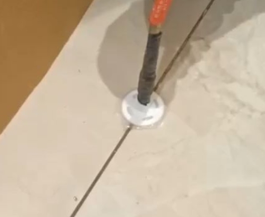 建水瓷砖空鼓维修公司专业解答瓷砖在铺贴过程中，如果没有涂抹均匀到位的粘结材料（如水泥砂浆或瓷砖胶），可能会导致以下问题