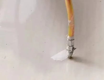 建水瓷砖空鼓维修公司专业解答在瓷砖铺贴过程中，如果使用的砂料过粗（如全部使用了粗砂），可能会导致以下问题