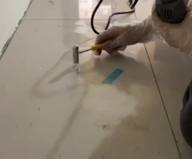建水瓷砖开裂维修公司专业分享瓷砖在铺贴前如果没有沥干水分，将会导致以下问题
