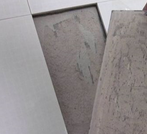 建水瓷砖空鼓维修公司分享瓷砖铺贴时如果打浆（即涂抹在瓷砖背面和基层上的砂浆或瓷砖胶）过少，会带来以下问题